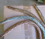 Lelukäärme, puinen ja taipuisa, eri värejä, n. 1000 kpl