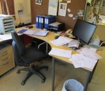 Toimistokalusteet, kuvan mukaan, tietokonessa ei kovalevyä.