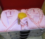 Kylpysetti laukussa, 3 kpl, väri vaaleanpunainen. Setissä pyyhe, kylpytakki, aamutossut, hiusharja, pesusieni.
