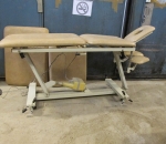 Hierontapöytä, vaalea, sähköinen korkeuden säätö, pyörillä, käytetty