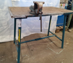 17. Työpöytä (metallia) ja ruustukki