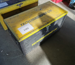 Y-100. Työkalulaatikko tavaroineen.