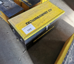 Y-102. Tyäkalulaatikko ja hengityssuojaimia erä.