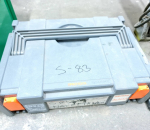 S-83 ja S-74  Laatikollinen erinäisiä osia ja erä ilmansuodattimia hengityssuojaimiin