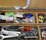 68. ja  S-11 Työkalupakki työkaluineen ja Jauhesammutin, käsisammutin