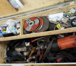 76 ja S-37 Työkalupakki työkaluineen ja  Jauhesammutin, käsisammutin