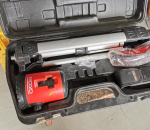 27. Ristilinjalaser Ridgid, kolmijalka, lasit ja kaukosäädin.