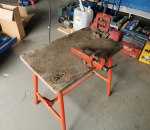 32. Taidettava pöytä, ruustukki ja puristin.