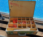 37. Putken osia ja puinen laatikko.