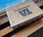 38. Putken osia ja puinen laatikko.