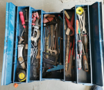 62. Työkalupakki, työkaluineen.