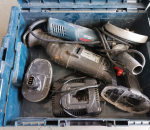 110. Akkuporakone, puukkosaha, kulmahiomakone.