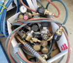 139. Kaasuhitsaus mittareita, poltin ja letkua.