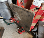 179. Taittopöytä, ruustukki ja puristin.