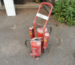 201. Palosammutin, 2 kpl, sammutuspeite, palohanskat ja tulityökärry.