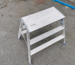 222. Alumiini työpukki, tason korkeus 0,72 m.