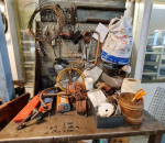 1. Korjaamo käsityökalut ym. pöydän tavarat