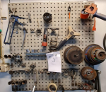 3. Työkalut, seinällä ja pöydällä