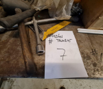 7. Pöydällä olevat työkalut, osta ja muut kuvan tavarat