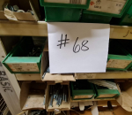 68. Pultti / mutteri ym. tarvikehylly tavaroineen