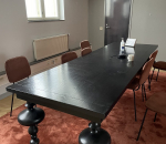 Neuvottelupöytä, ei tuoleja