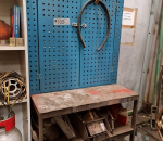 103. Reikälevykaappi hyllykkö pyörillä ja työkalut