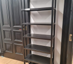 9. Hylly, metalli, väri musta