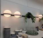 32. Seinävalaisin, pallovalaisin ja kukat