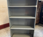 2. Peltikaappi ilman ovia, peltihyllykkö